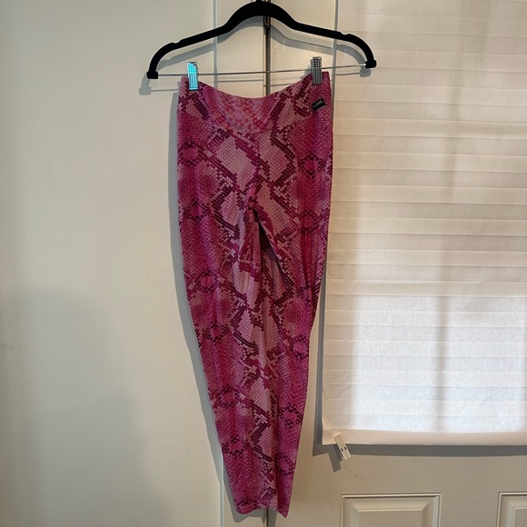 Lici Fit PINK BOA SCRUNCH LEGGING - Picture 3 of 6